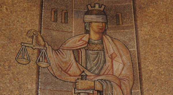 Пращат на съд берач на рози, убил любовницата си