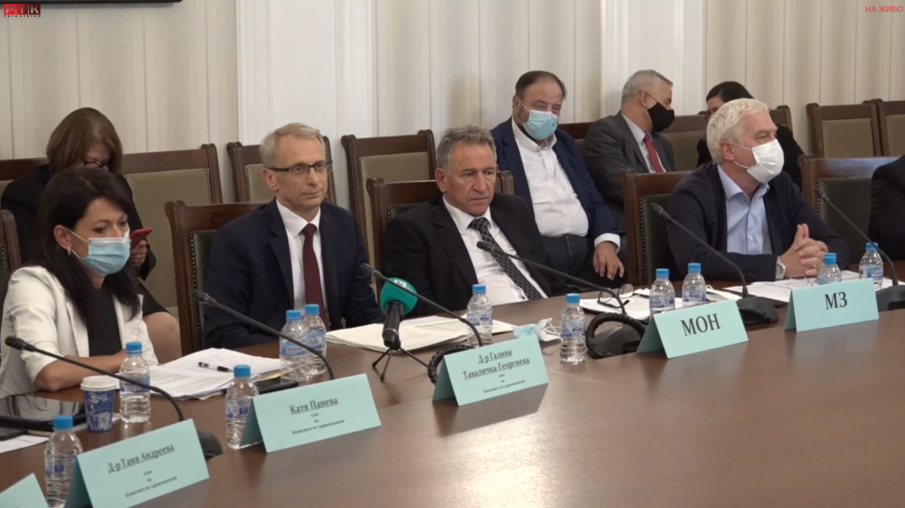 Кацаров наглее в парламента - не носи маска напук на собствената си заповед