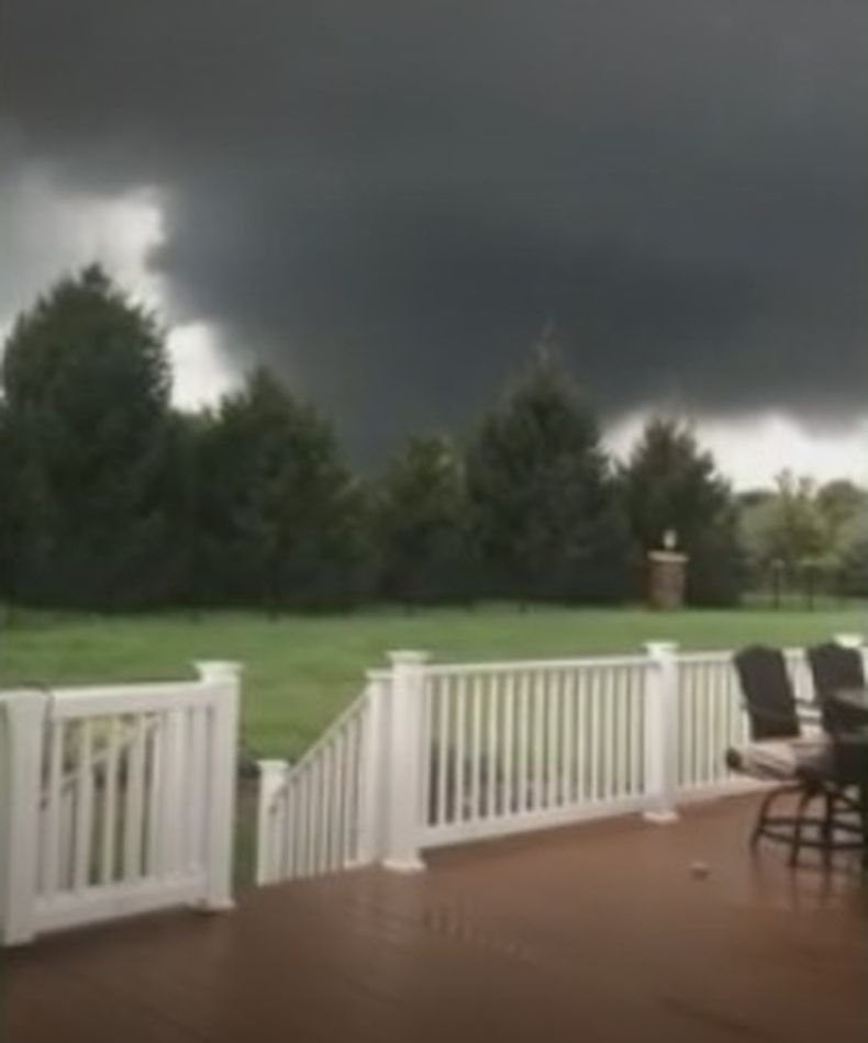 Към територията на САЩ се насочва бурята „Лари“