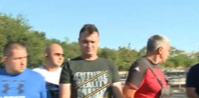 Превозвачи блокират Дунав мост