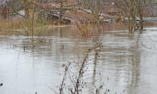ОПАСНО: Нивата на реките се вдигат критично заради валежите