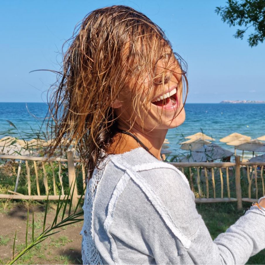 Актрисата Силвия Петкова блокирана в Синеморец