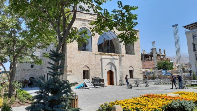 ИСТОРИЧЕСКО: Отвориха арменска църква в Турция след 106 години