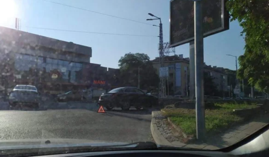 Мерцедес се разби в преграда до Водната палата в Пловдив