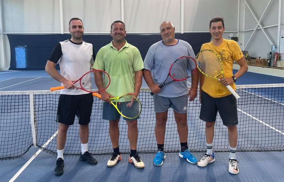 Здрави, ваксинирани и в чудесна форма... Борисов цъка тенисче с Харизанов, докато държавата се тресе