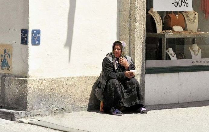 Глобиха жени за просия в центъра на Стара Загора, както и търговци без разрешителни, продавали на тротоара