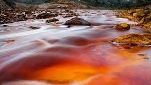 Провериха защо са червени водите на река Поройна