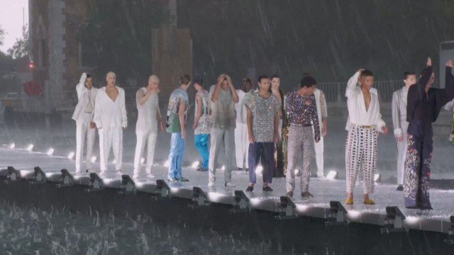 Градушка прекъсна ревюто на Долче и Габана във Венеция (СНИМКИ)