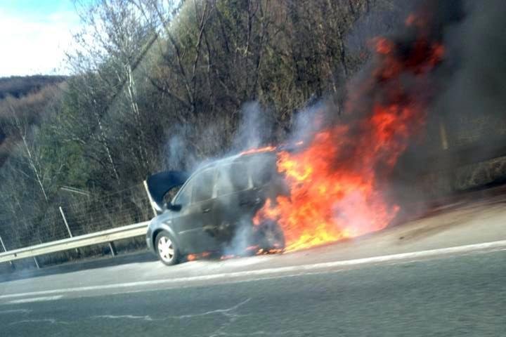 ОТ ПОСЛЕДНИТЕ МИНУТИ: Пежо лумна в пламъци на АМ Хемус