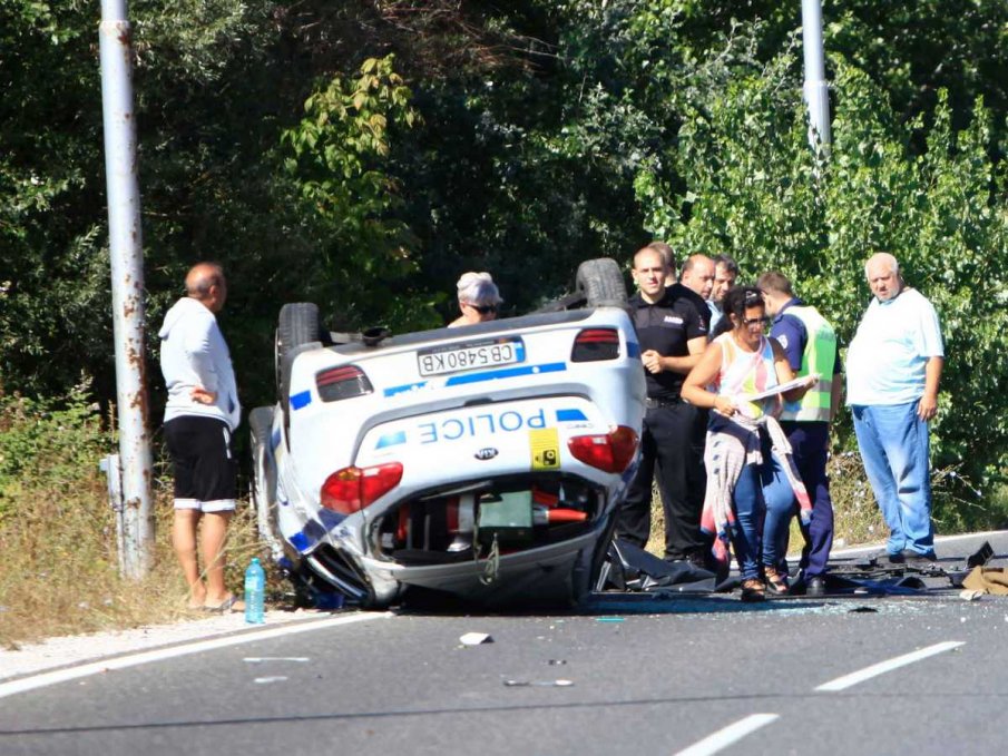 Шокиращи СНИМКИ от катастрофата, при която загина полицай