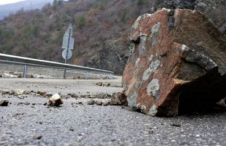 Свлачище затвори пътя Кричим - Михалково