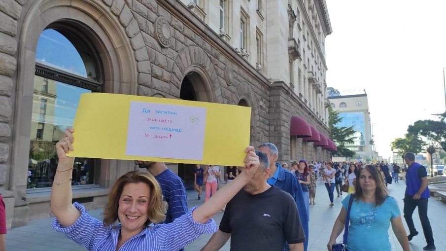 Стойчо Кацаров се скри от протестиращи в подкрепа на присъственото обучение (СНИМКИ)