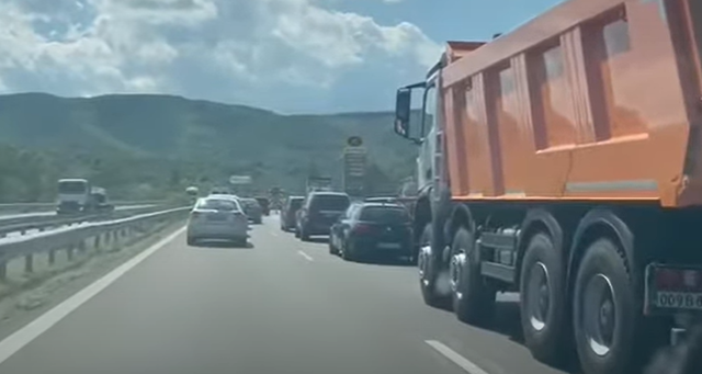Аварирала военна техника задръсти автомагистрала „Тракия“ (ВИДЕО)