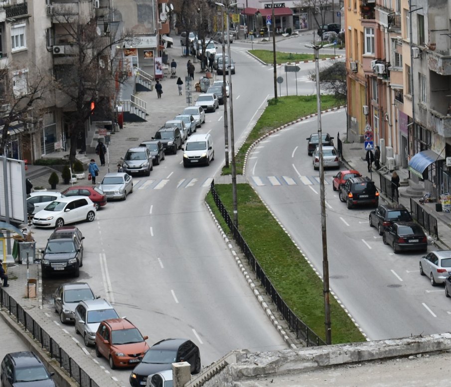 ЗАРАДИ РЕМОНТ: Блокират движението по основен булевард в Асеновград