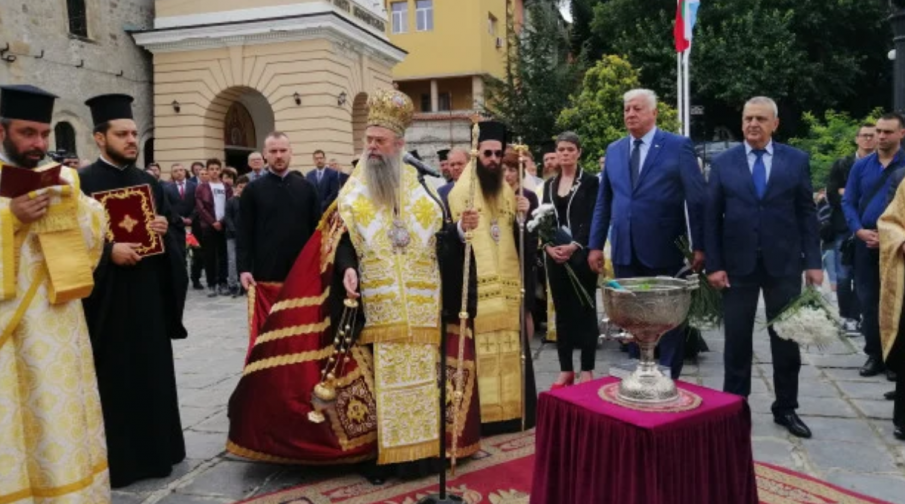 Дядо Николай призова политиците да спрат с омразата