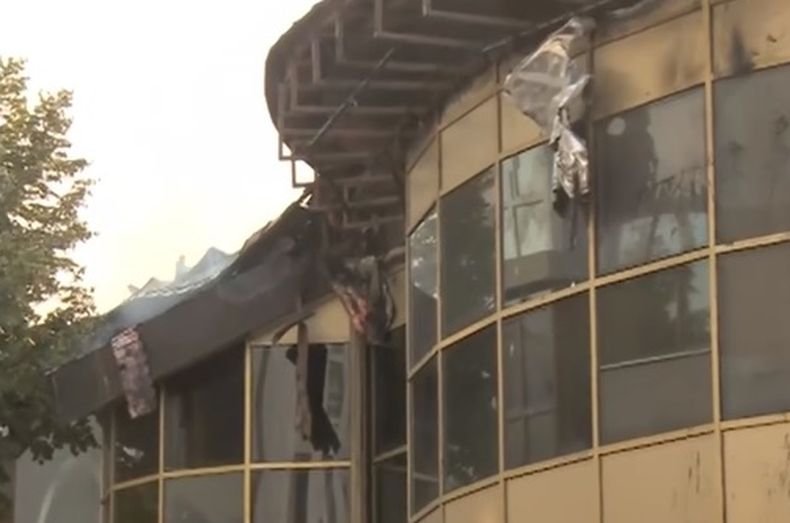 Три екипа на пожарната гасят огъня, възникнал в емблематичната сграда „Купола” в Благоевград