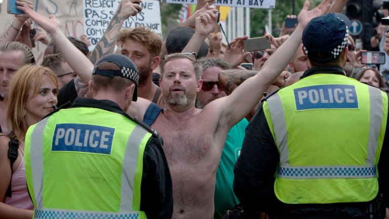 Антиваксъри и полицаи се биха в Лондон