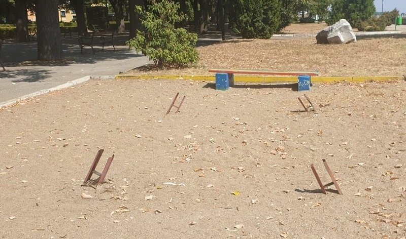 Опасна площадка във Видин - стърчащи железа застрашават живота на децата