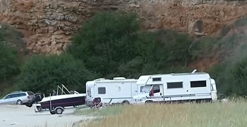 Наглеци превърнаха защитен плаж в паркинг