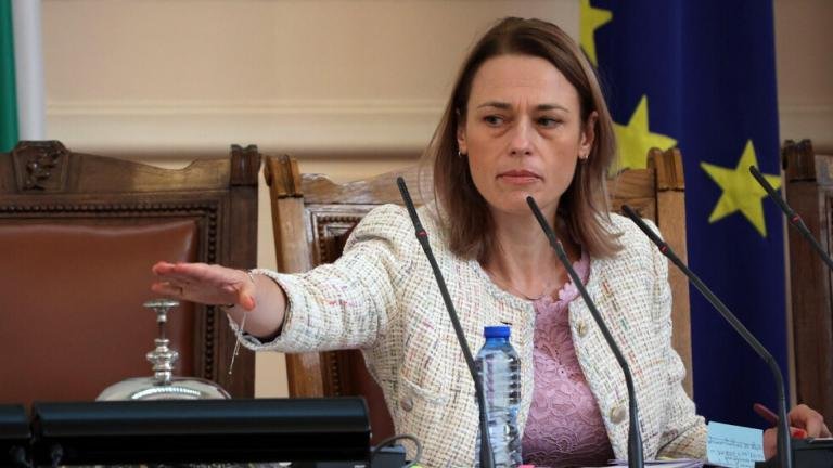 Председателят на парламента Ива Митева: Не си говоря с Татяна Дончева, откакто ме нарече болонка! Няма насрочено извънредно заседание в понеделник