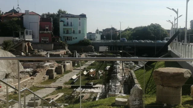 Вдигат още три антични колони на Римския форум в Пловдив