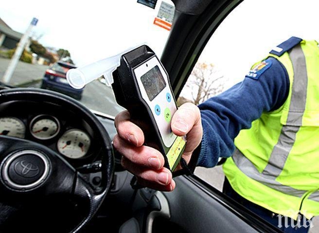 Задържаха пласьори на дрога и надрусан рокер