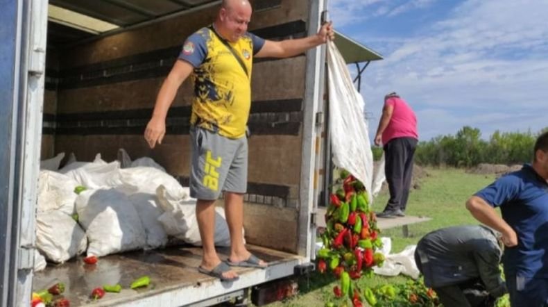 ПОРЕДЕН ПРОТЕСТ СРЕЩУ КАБИНЕТА РАДЕВ! Земеделци изсипаха продукцията си край пътя Пловдив-Карлово