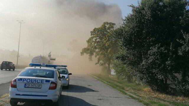 Пожар в района на ТЕЦ София вдигна огнеборците на крак