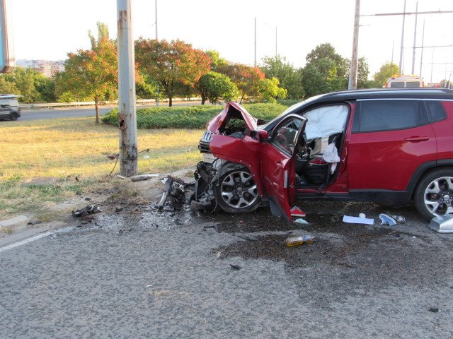 Джип се разби в стълб в Русе, има ранени (СНИМКИ)