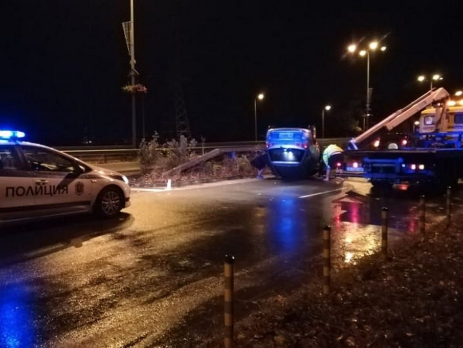 Кола се обърна по таван при зрелищна каскада край Бургас (ВИДЕО)