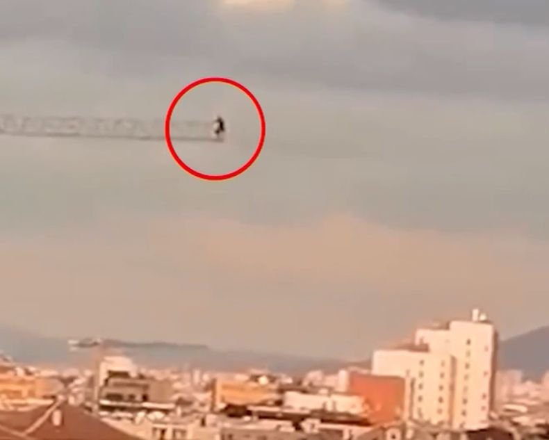 Търсач на силни усещания се покатери на 36-метров кран, за да си прави селфи - хората от квартала в ужас