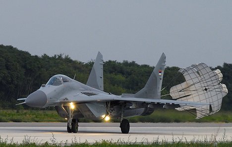 ИЗВЪНРЕДНА СИТУАЦИЯ! Български МиГ-29 ескортира заплашен с бомба пътнически самолет