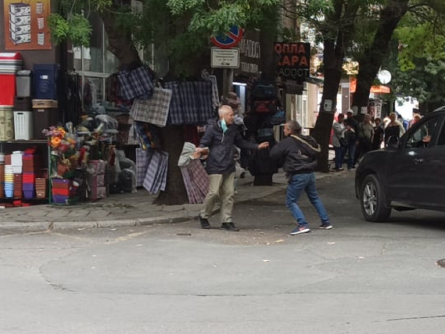 УЛИЧЕН ЕКШЪН: Мъже се млатиха пред очите на минувачи в Бургас (ВИДЕО)