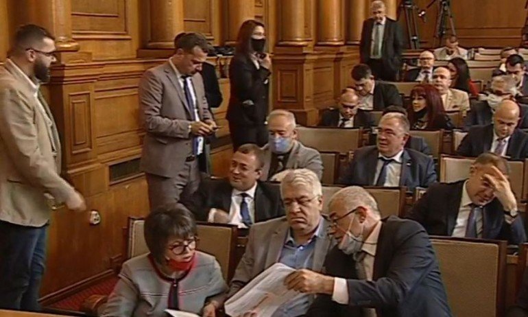 Майчинството за втората година става 650 лева от 1 октомври 2021