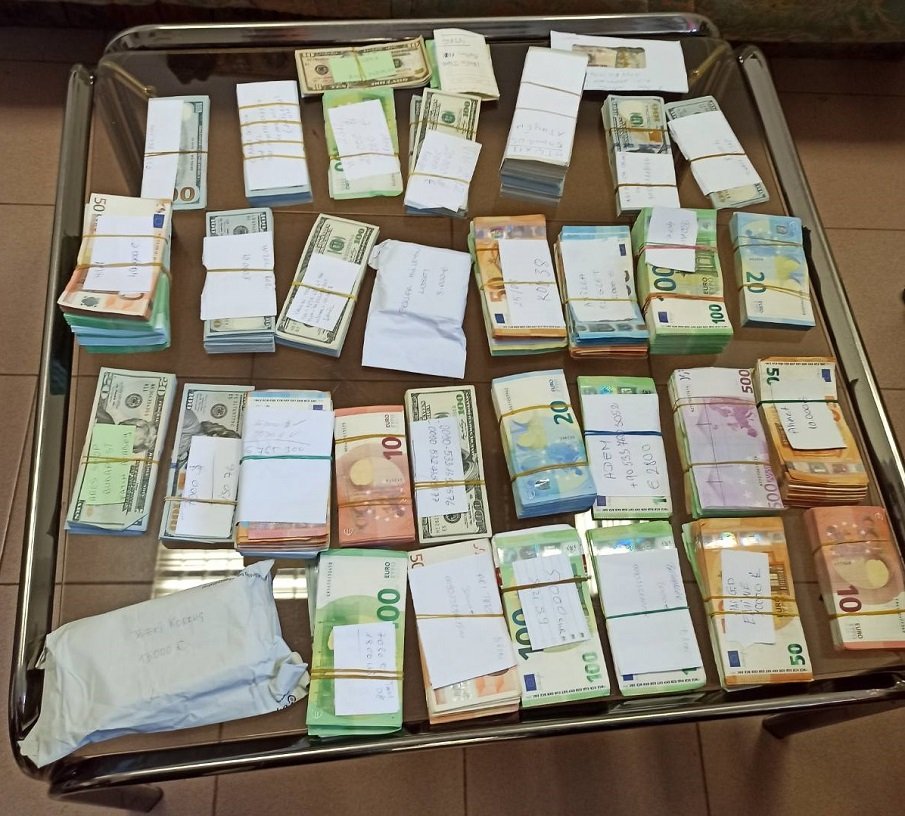 Митничари спипаха недекларирани 228 900 евро и 252 920 долара в кабината на камион