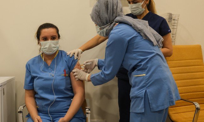 МОНИТОРИНГ: 7 на сто от ваксинираните медици в Истанбул са се заразили с коронавирус