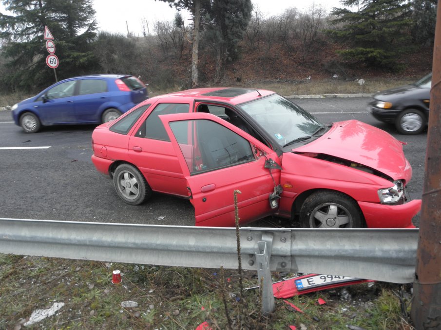 Мъж е в болница, след като се хвърли под автомобил в Каварна