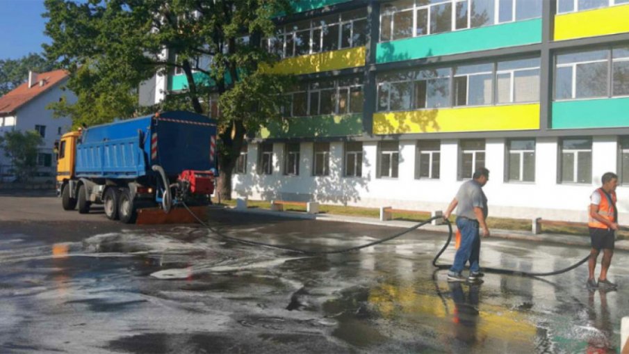 Мият училищните дворове в София за първия звънец