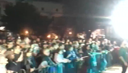 НАПУК НА МЕРКИТЕ: Стотици хора без маски на концерт в Берковица