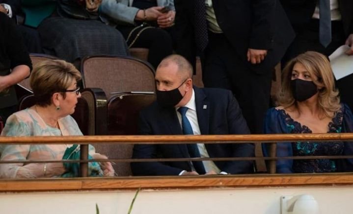 МРЕЖАТА ЗАВРЯ: Румен Радев и Деси се хвалят, че са на концерт с руската посланичка Митрофанова по време на драмите в парламента