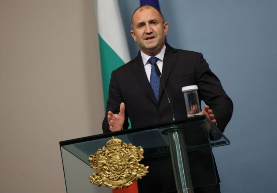 Президентът ще удостои с държавни отличия изтъкнати българи