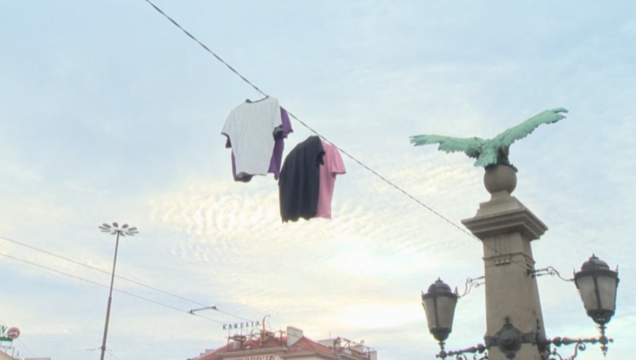 Опънаха простор с дрехи насред Орлов мост