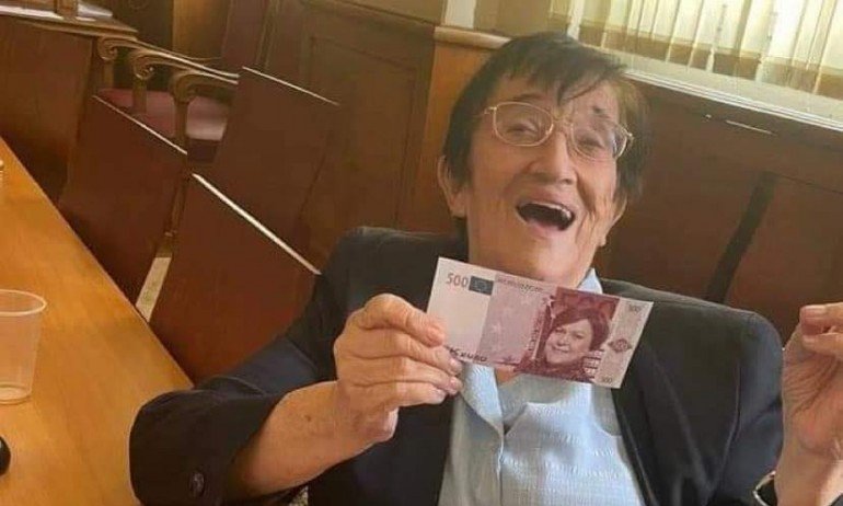 ПЪЛЕН ШАШ: Мика Зайкова показа банкнота с лика на Татяна Дончева след скандала 500К