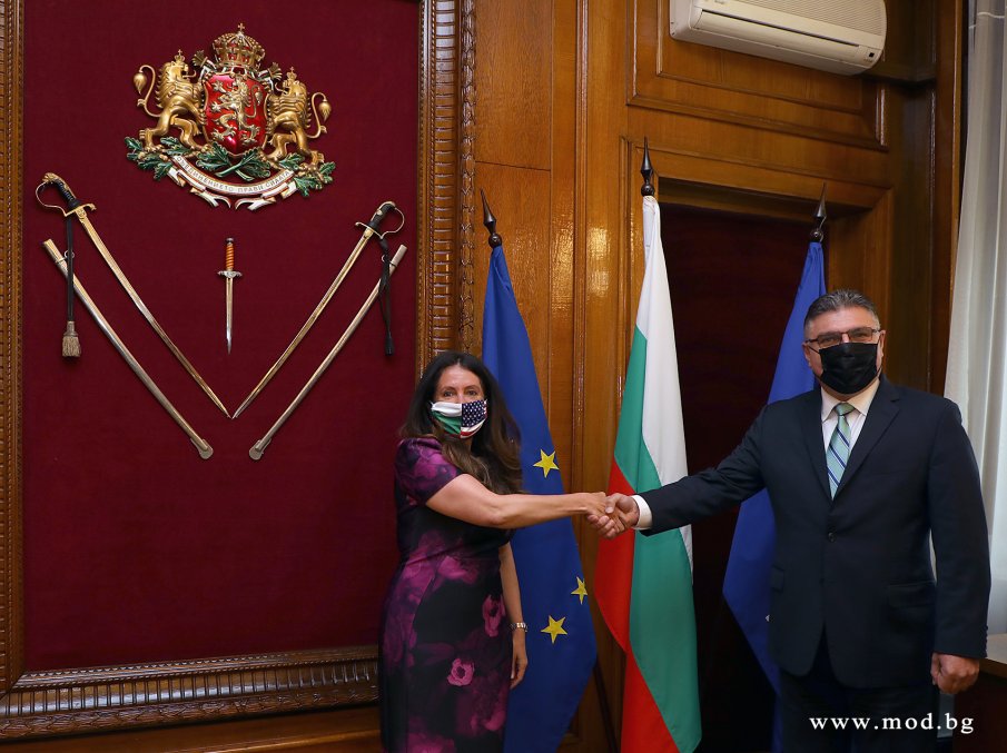 Херо Мустафа продължава с обиколките сред членовете на служебния кабинет - срещна се с военния министър Панайотов