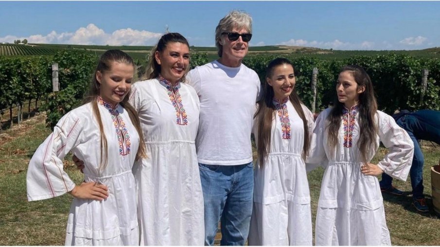 В СЕЛО УСТИНА: Жената на Рич Форестър мачка грозде в каца (СНИМКА)