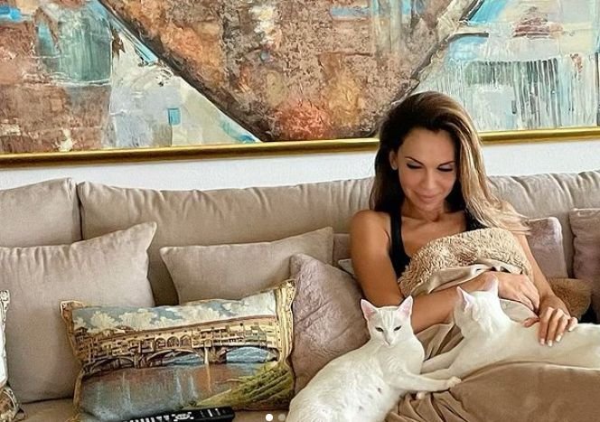 В ИМЕНИЕТО НА ВЕСО БРАДАТА: Ивайла Бакалова по цял ден гали котки