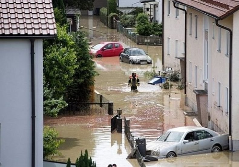 В 32 департамента във Франция обявиха предпоследно ниво на опасност заради проливните дъждове