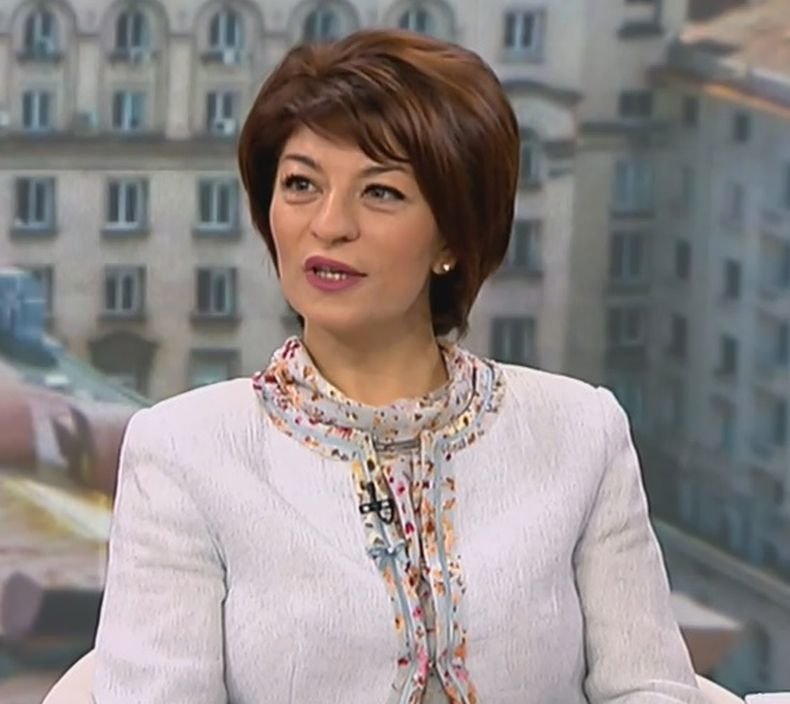 Десислава Атанасова остро: Служебният кабинет играе ролята на предизборен щаб на Румен Радев