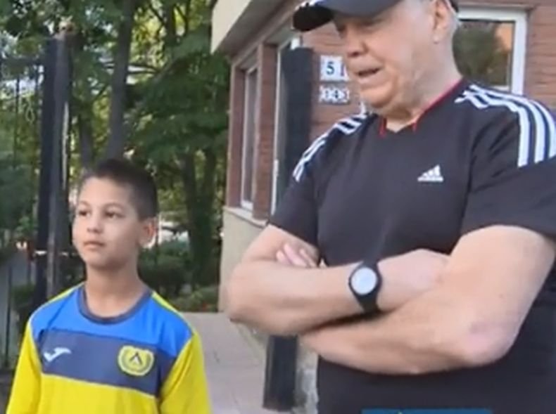 Детски футболен отбор и треньорът им извадиха жена от отломките на катастофирала кола