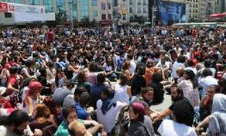 Над 2 000 души протестираха срещу ваксинацията в Истанбул